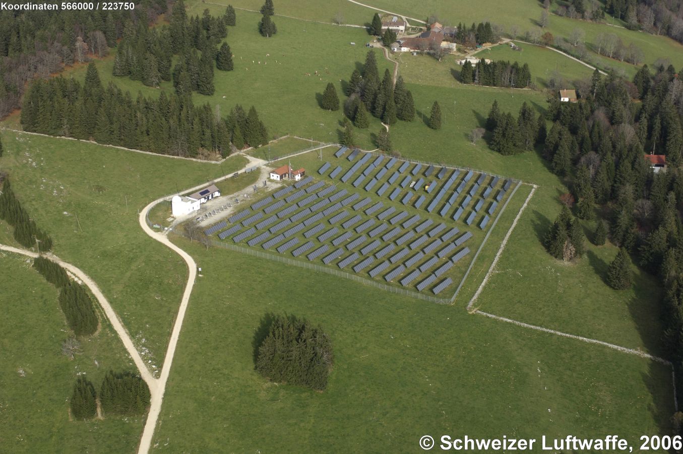 Mont Soleil, Observatoire et Centrale Solaire (Position 2'566'000.10, 1'223'822.01; Norden obere rechte Bildecke). Errichtet wurde das Sonnenkraftwerk im Februar 1992. Die Anlage speist 550 MWh Strom und versorgt damit 120 Haushalte. - Die Anlage dient vorrangig der Forschung.